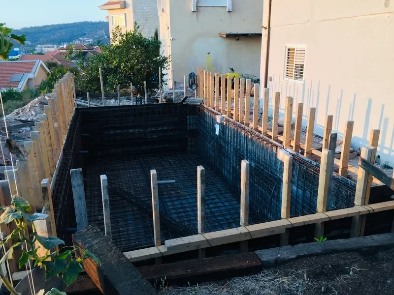 שלד בטון של הוילה בשלב הבנייה