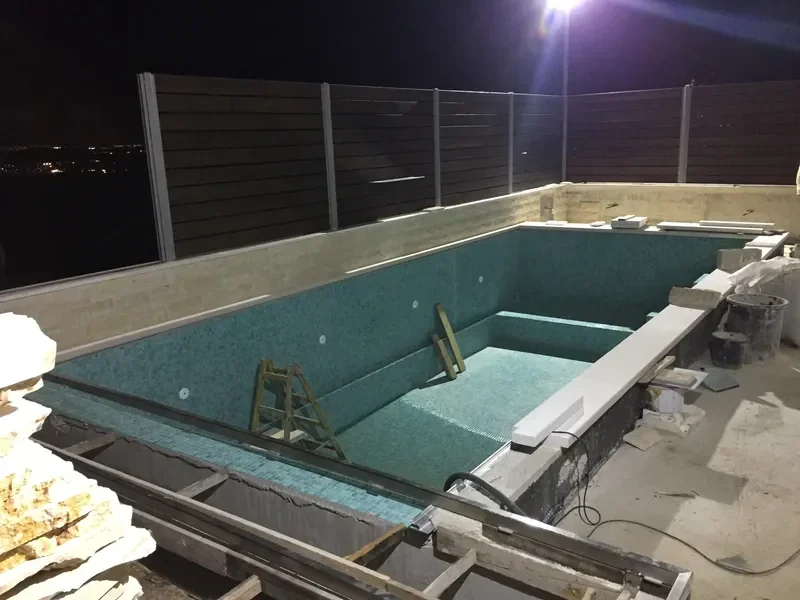 שלד הבית המוגמר עם שלד הבריכה